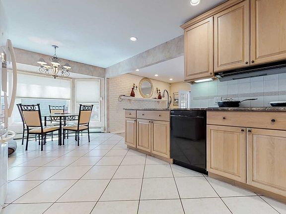 3rd image of 446 Hoffman Ln