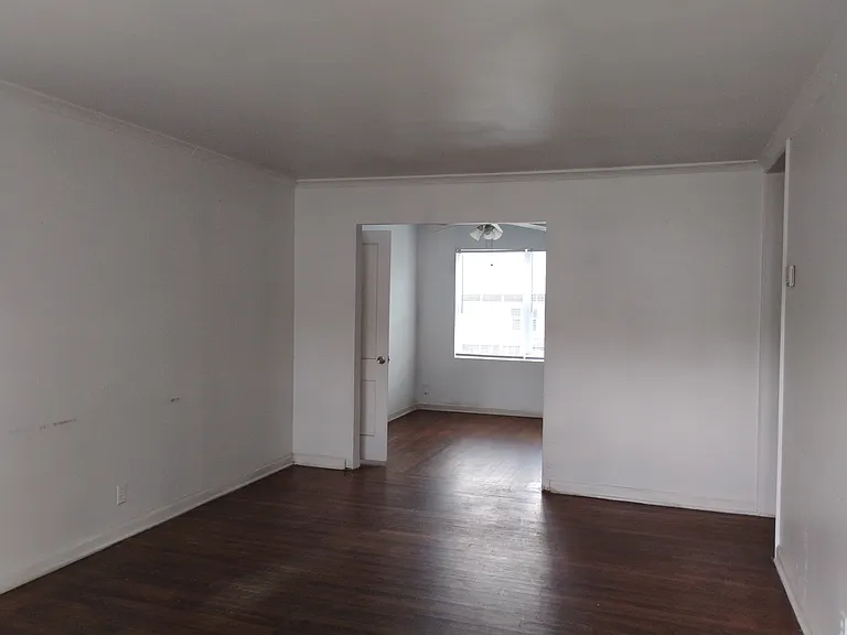 1633 E 10th St #1 — Photo 2