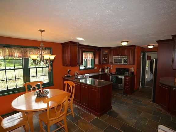 5th image of 7 Maplegrove Dr