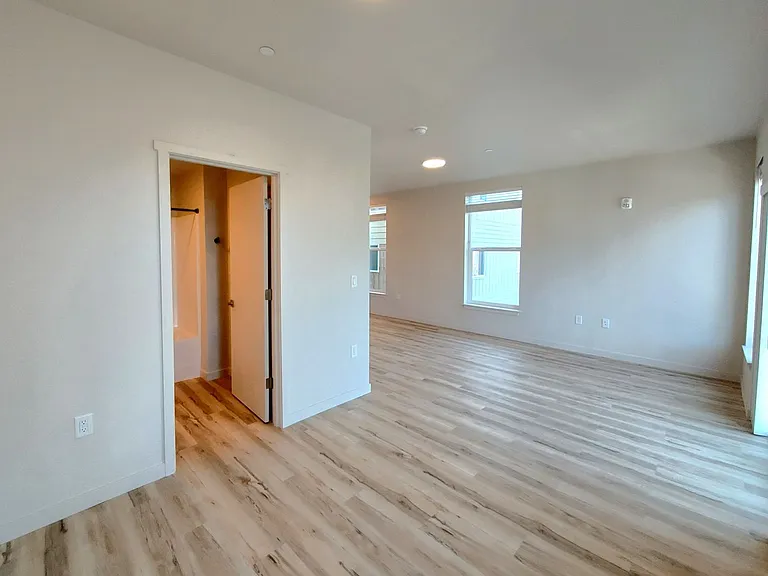 810 Yakima — Photo 7