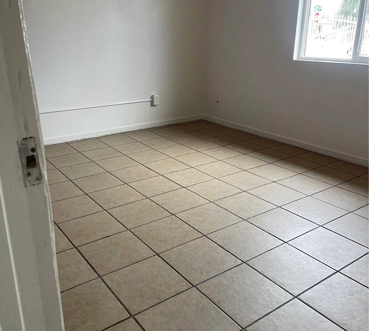 4 bed, 1200 sqft, $2,100 — Photo 4