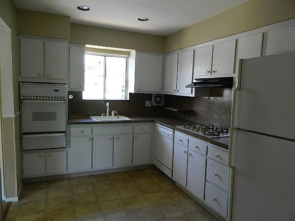3rd image of 2825 Carnation Ave