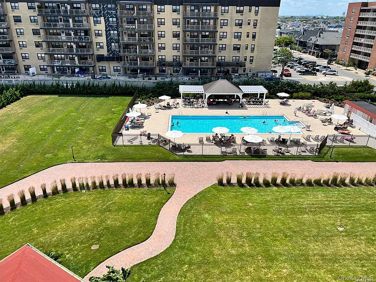 2 Richmond Rd #Penthouse 6r-6r — Photo 4