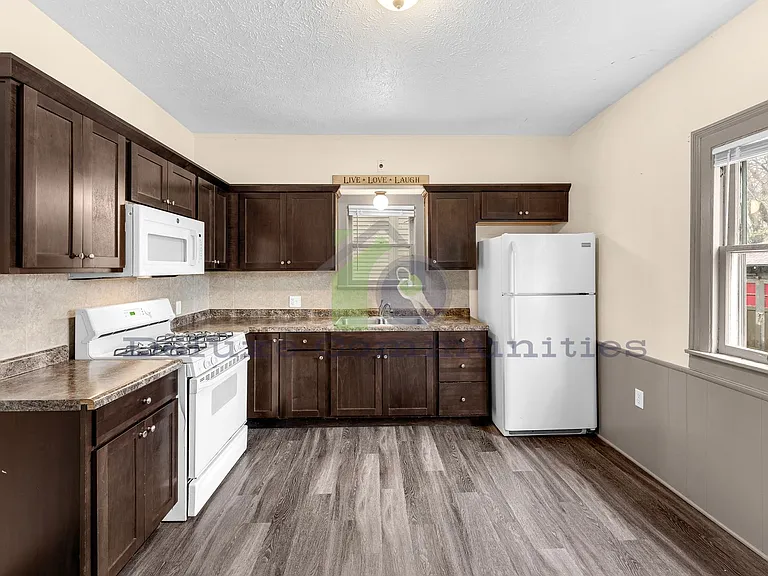 745 Jackson St NW — Photo 3