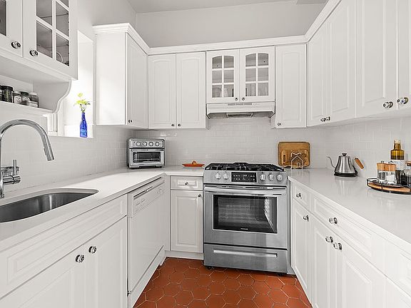 4th image of 45 Pineapple St APT 4A