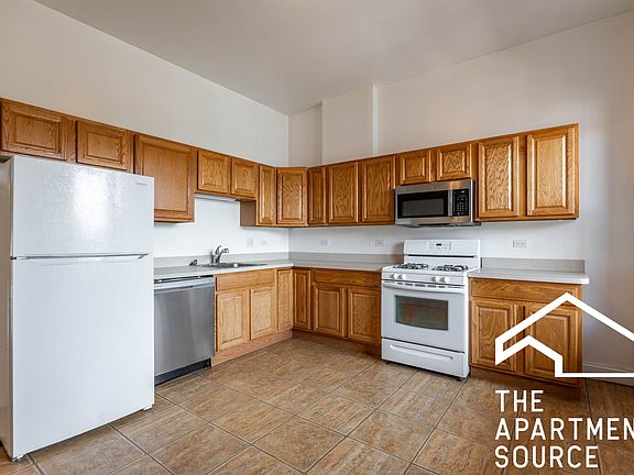 2nd image of 3420 N Sheffield Ave APT 3