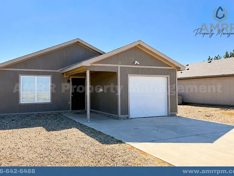 3422 E 3rd St — Photo 1