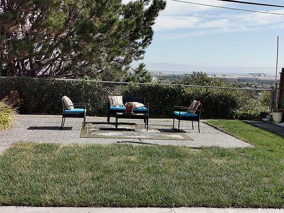 4th image of 718 Pepper Dr