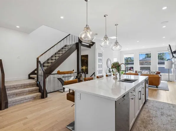 3308 W 2nd St NW, Calgary, AB T2K 0X9