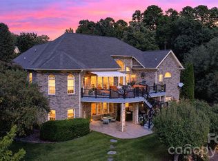 76 Divot Ct, Hickory, NC 28601