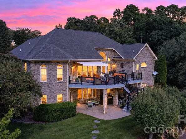 76 Divot Ct, Hickory, NC 28601