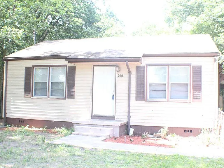 205 Evergreen St — Photo 1