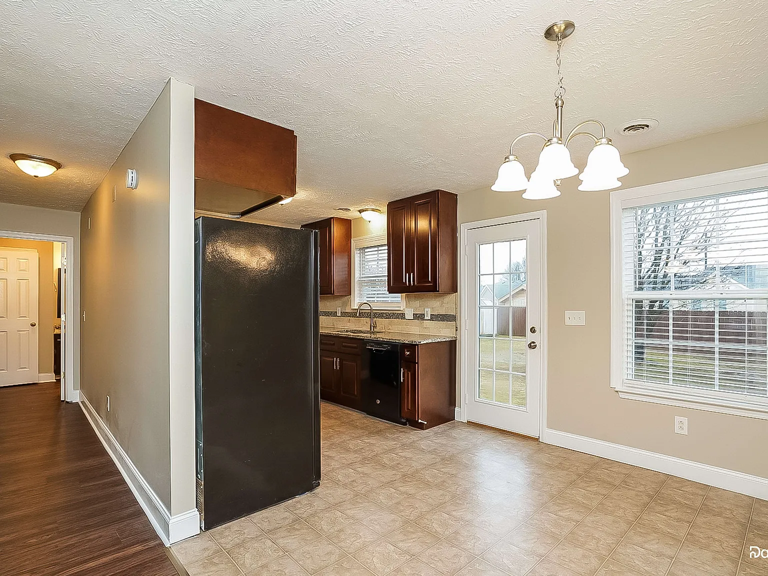 3 bed, 2.0 bath, 1344 sqft, $1,910 — Photo 3