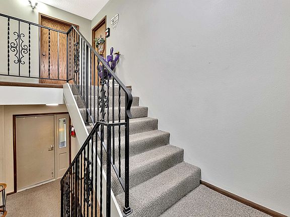 4th image of 111 S Summit St APT A4