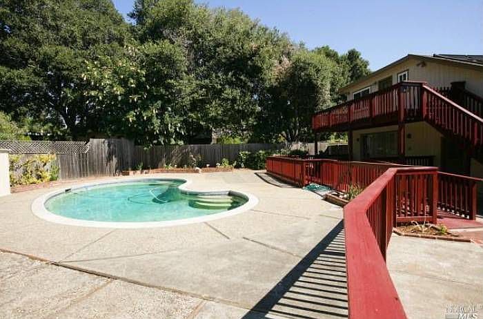 back yard/ pool