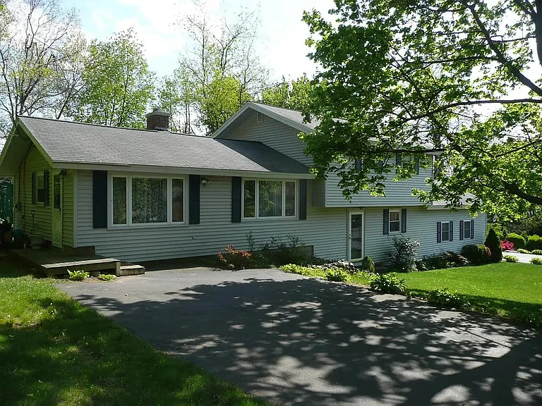 1 Cayuga Dr — Photo 2