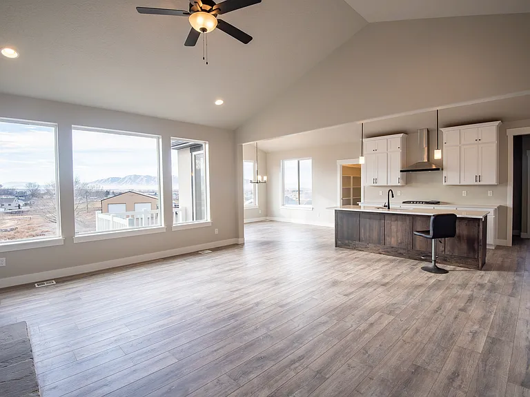 459 N Hawthorn Dr — Photo 2