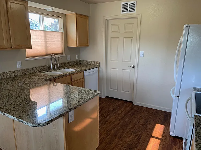 Double sink, Deluxe faucet fixtures including drinking water 3-filter filtration system, built-in stainless-interior dishwasher