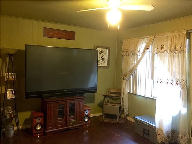 2nd image of 203 Sue Ln