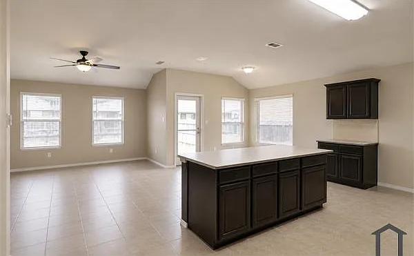 4 bed, 1572 sqft, $3,300 — Photo 4