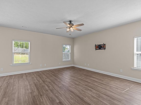4th image of 123 Pebble Ln