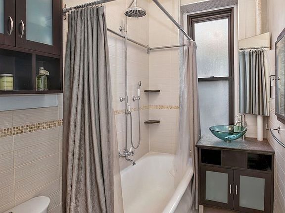 3rd image of 135 W 79th St APT 2D