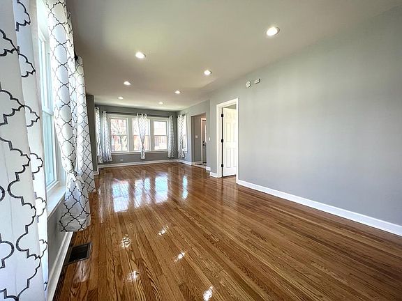 4th image of 924 N Leamington Ave