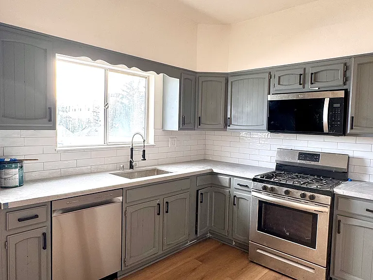 1068 Aileen St #B — Photo 4