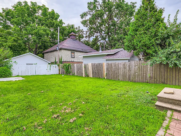 364 Bates Ave — Photo 10