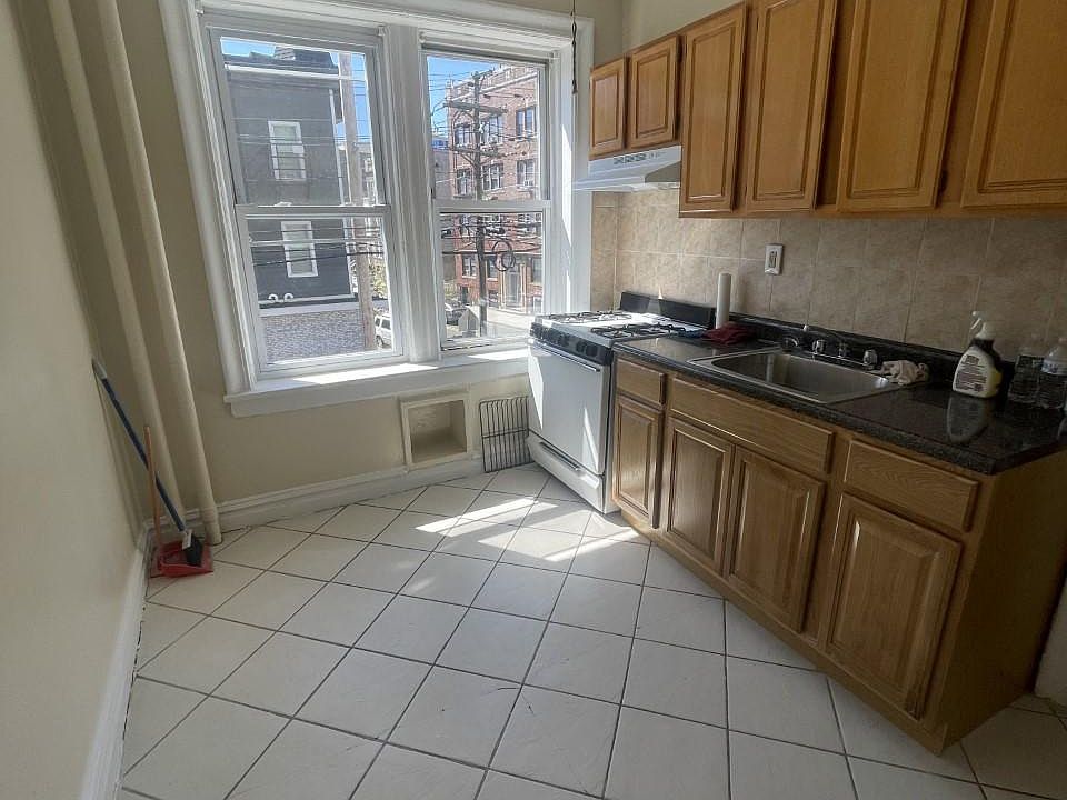 1st image of 326 Summit Ave APT 204