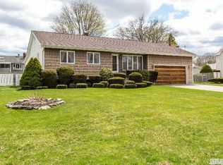 250 Manhasset St, Islip Terrace, NY 11752