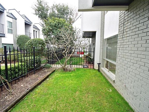 3rd image of 1300 Augusta Dr APT 29