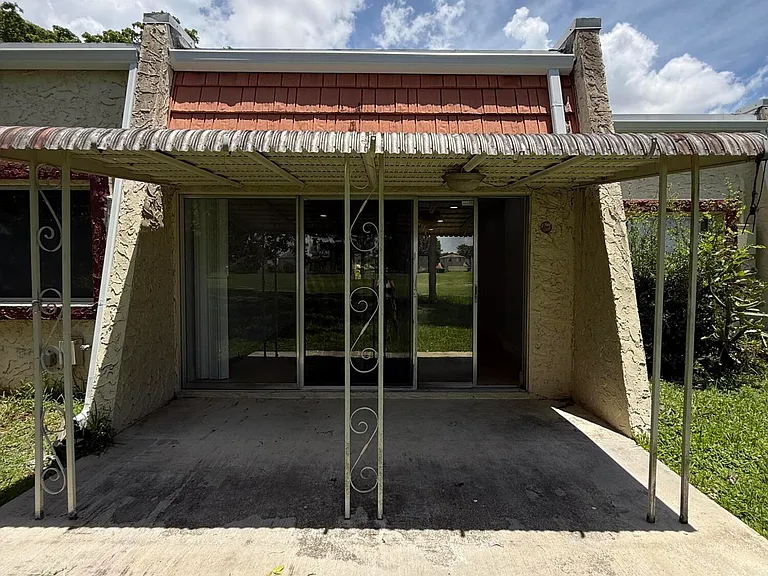 9640 NW 65th St #D10 — Photo 32