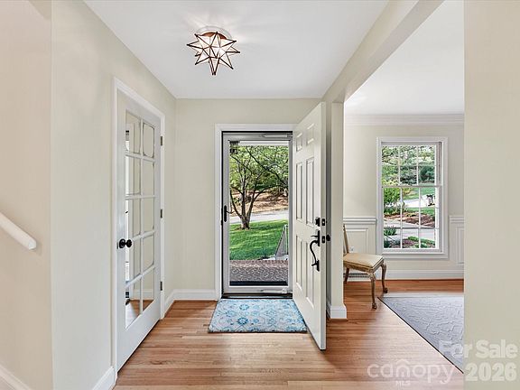 5th image of 2818 Hinsdale St