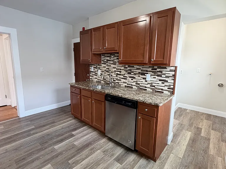 213 Winthrop St #3 — Photo 4