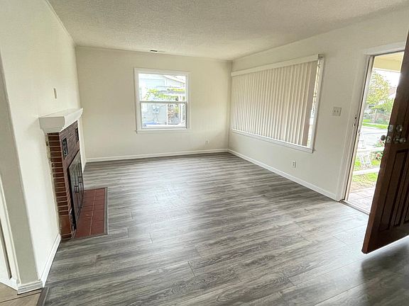 4th image of 2367 Humphrey Ave