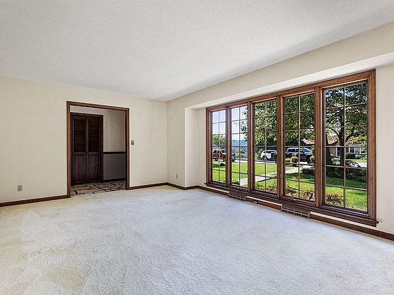 3rd image of 243 Dartmouth Dr