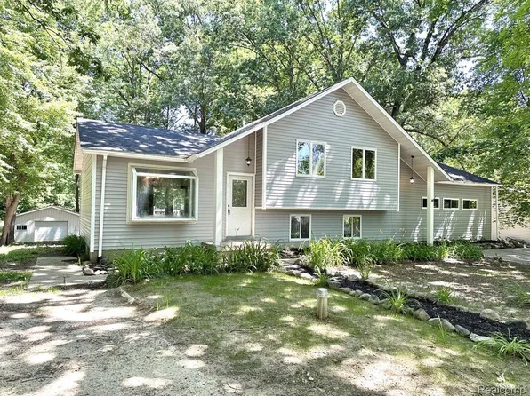 5172 N Shore Dr, Lapeer, MI 48446