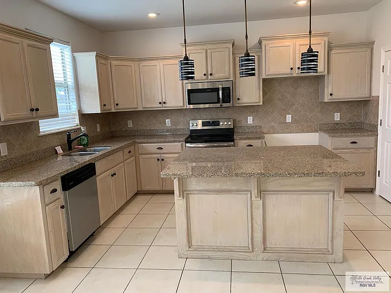 2101 Treasure Oaks Dr — Photo 2