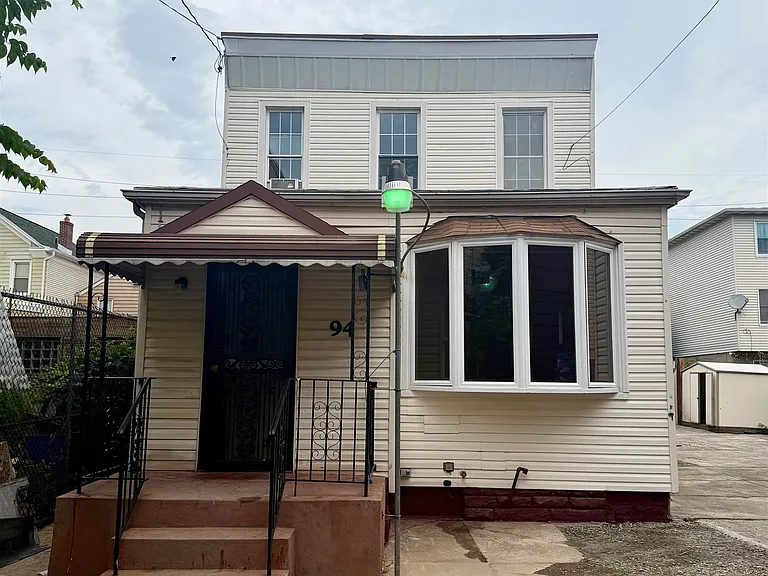 94 Laidlaw Ave — Photo 1