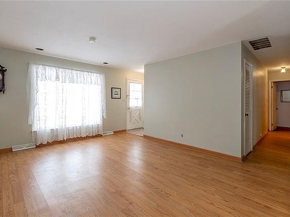 4th image of 650 Meadowlane Dr