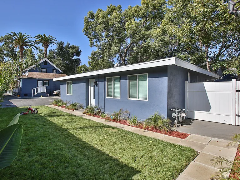 922 N Summit Avenue — Photo 2