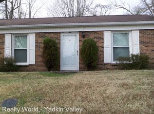 1915 Cardinal Dr, Mount Airy, NC 27030