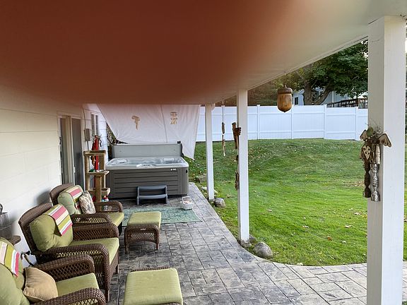 Lower porch with spa 