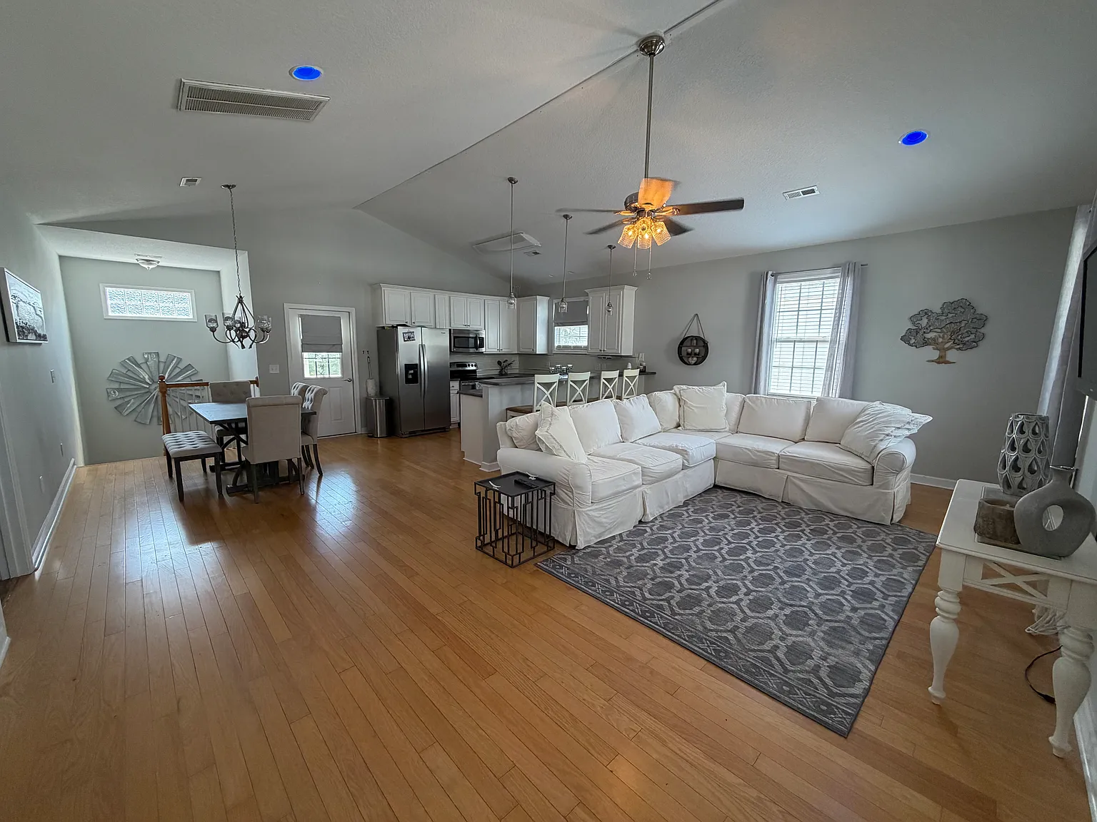 4 bed, 2113 sqft, $2,900 — Photo 3