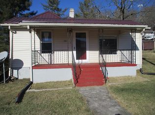 947 4th St NE, Pulaski, VA 24301