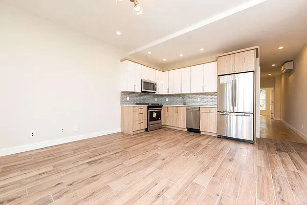 Rented by Remax Real Estate Professionals | media 26