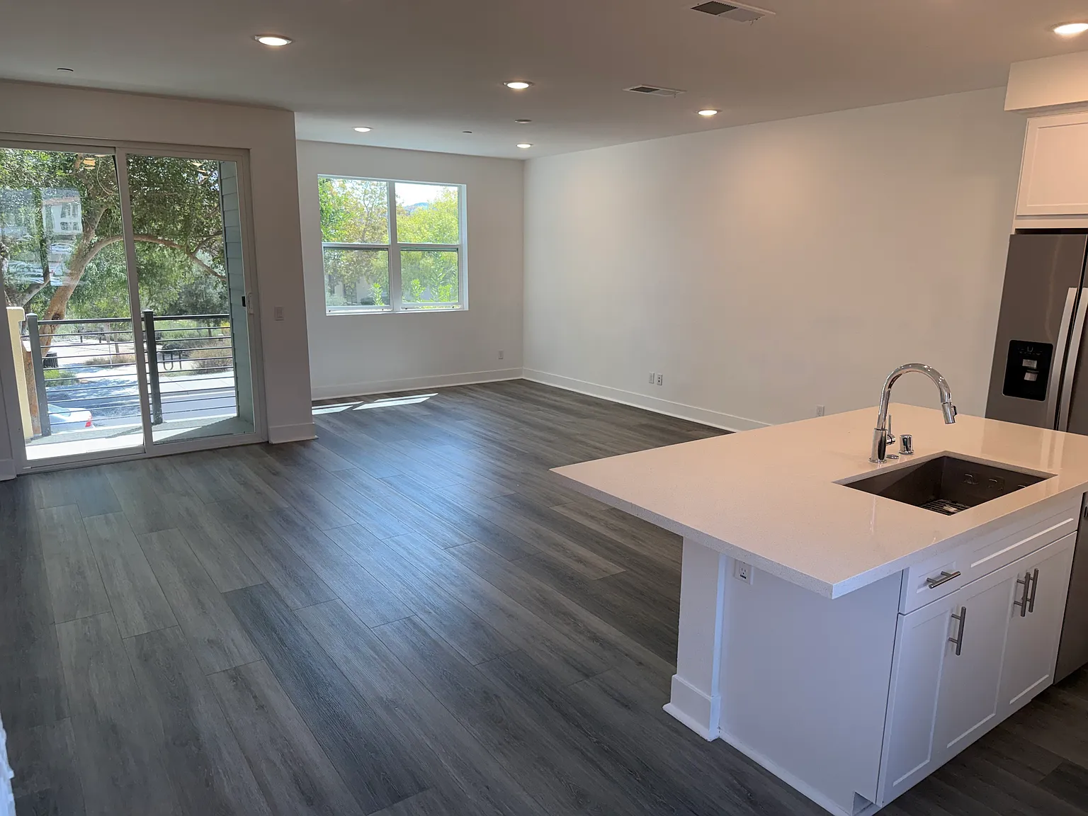3 bed, 2.5 bath, 1575 sqft, $4,000 — Photo 4