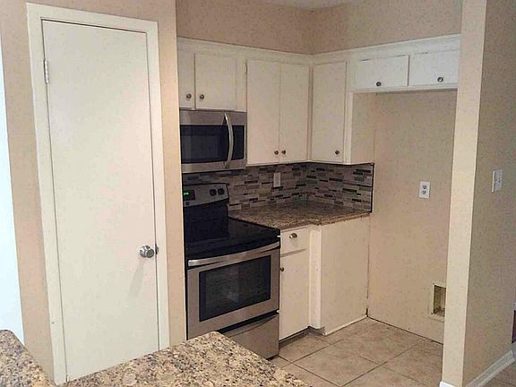 3rd image of 3955 Knollcrest Dr