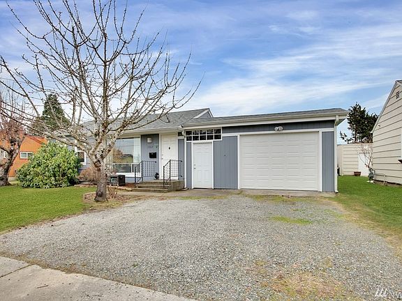 1 car garage & plenty of driveway parking!